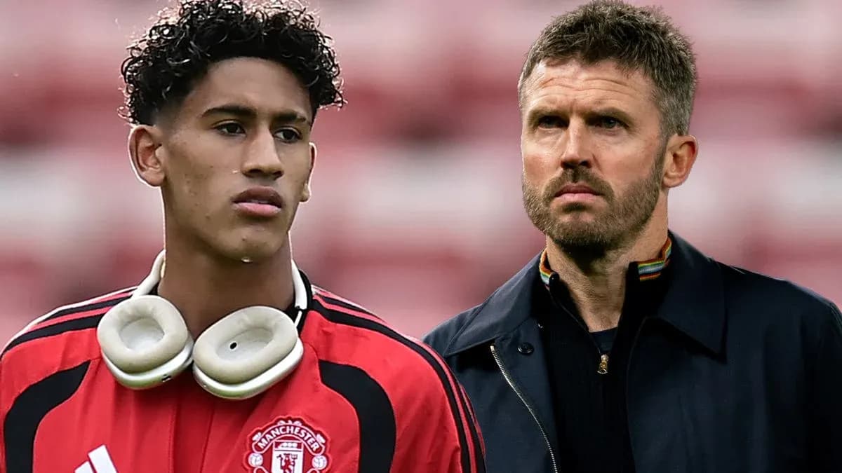Joueur de Manchester United et entraîneur observant le match Joueur de Manchester United et entraîneur observant le match