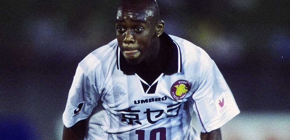 Regis Pitbull, ancien buteur de Corinthians et Vasco, vit dans la rue en proie à une sévère addiction au crack