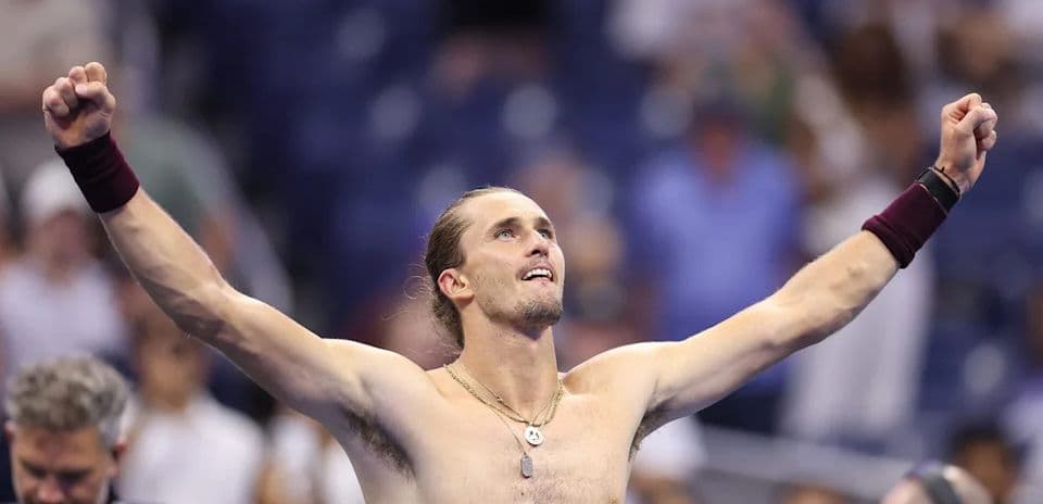 La fin d’une disette de 35 ans pour Alexander Zverev après la défaite surprise de Carlos Alcaraz à Shanghai