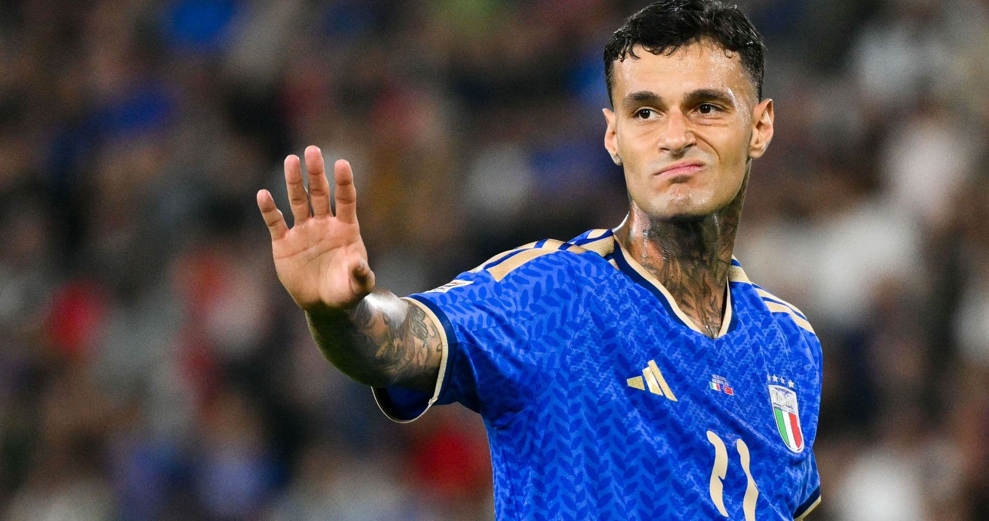 Gianluca Scamacca célèbre la victoire essentielle de l'Italie face à la Turquie en Ligue des Nations