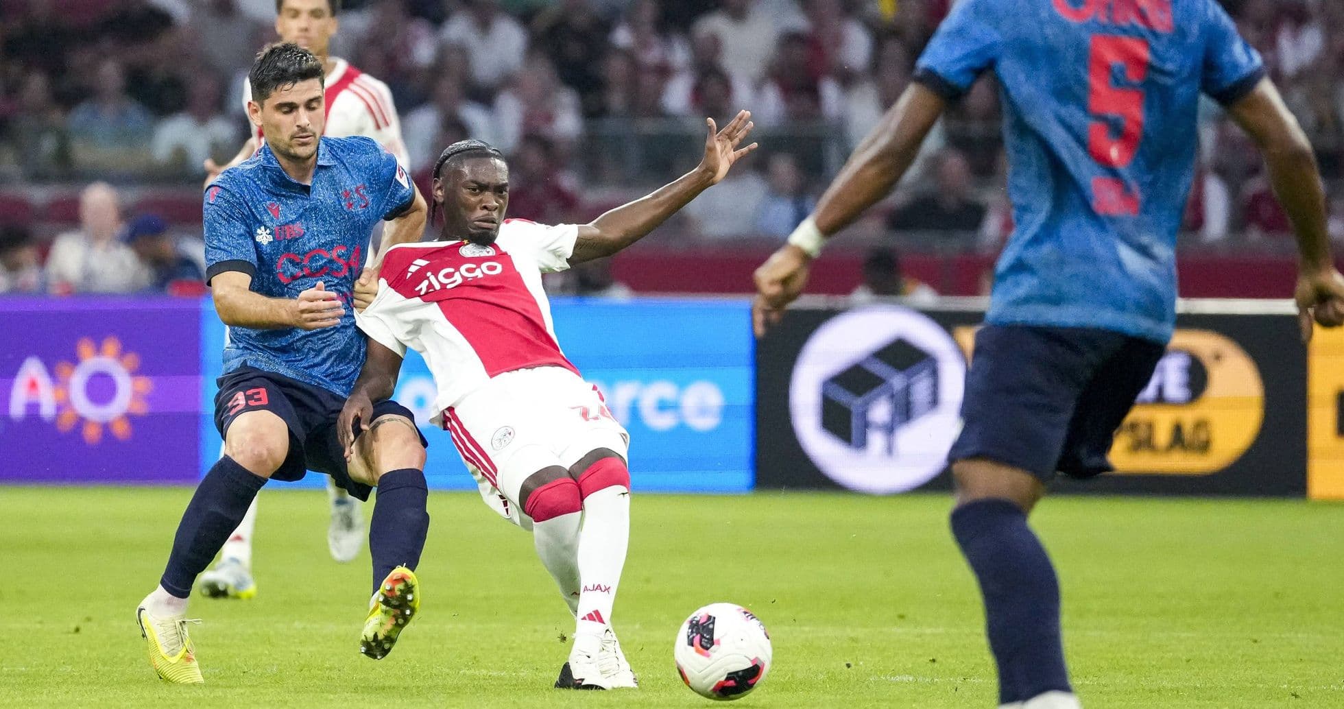 Rafael van der Vaart critique le jeune défenseur de l'Ajax Jorthy Mokio après une victoire mouvementée
