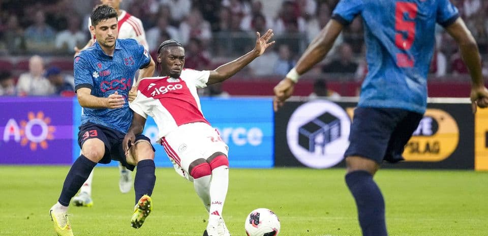 Rafael van der Vaart critique le jeune défenseur de l'Ajax Jorthy Mokio après une victoire mouvementée