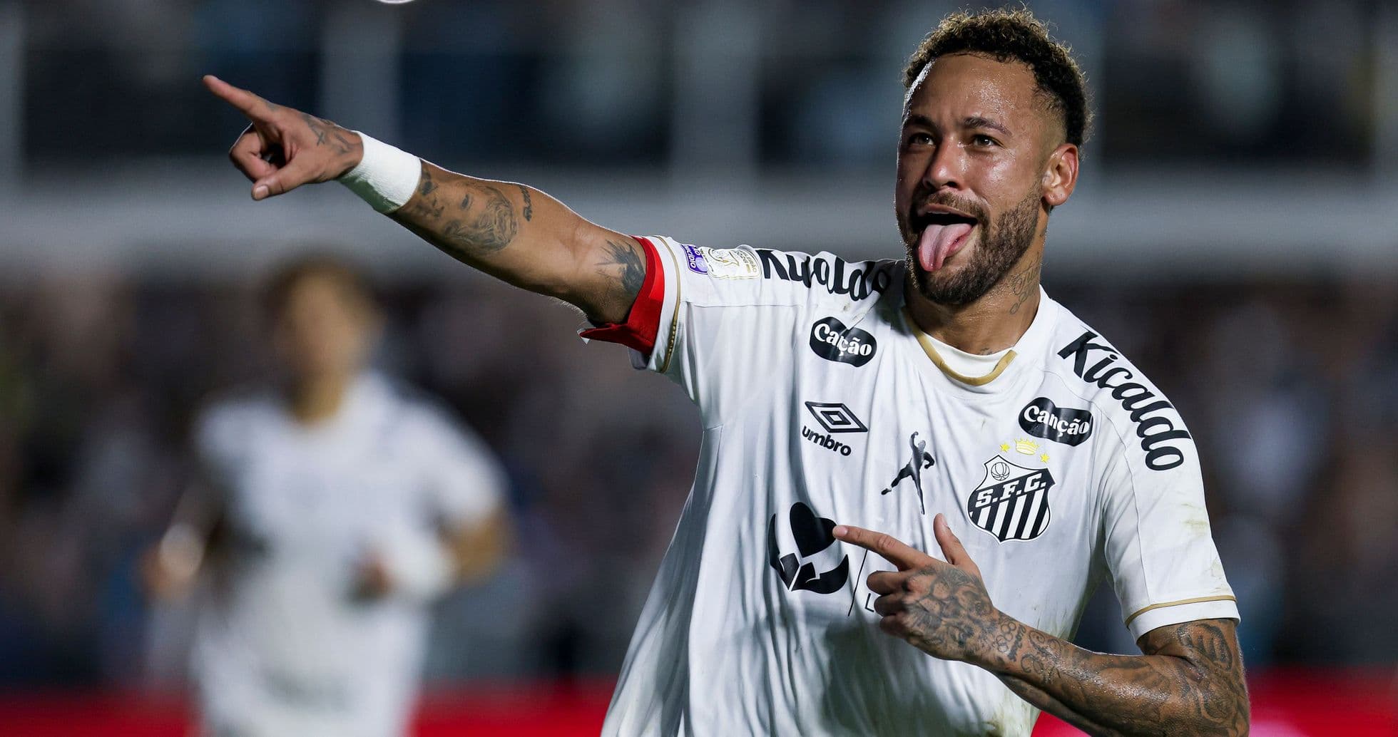 Neymar sauve Santos avec un doublé de penalties face à Flamengo, freinant les leaders