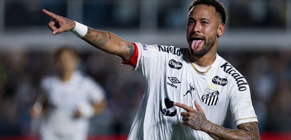 Neymar sauve Santos avec un doublé de penalties face à Flamengo, freinant les leaders