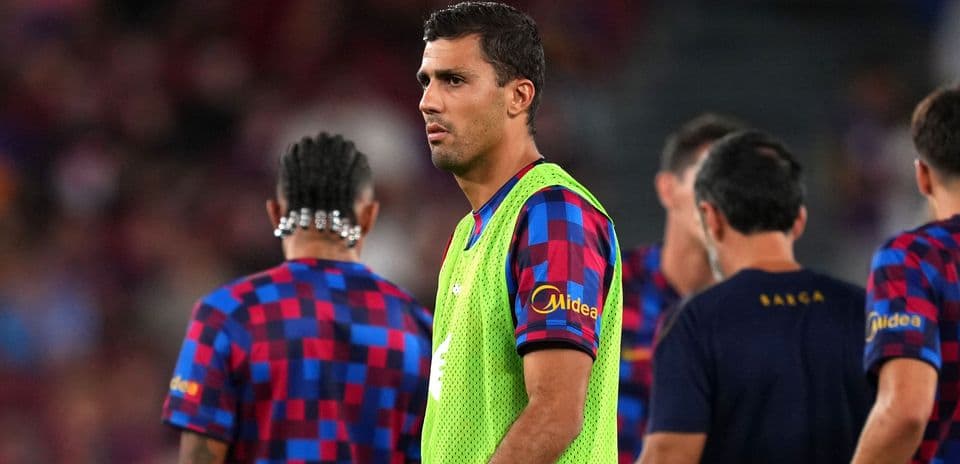Hansi Flick explique pourquoi Rodri reste sur le banc du Barça malgré le dilemme Pedri