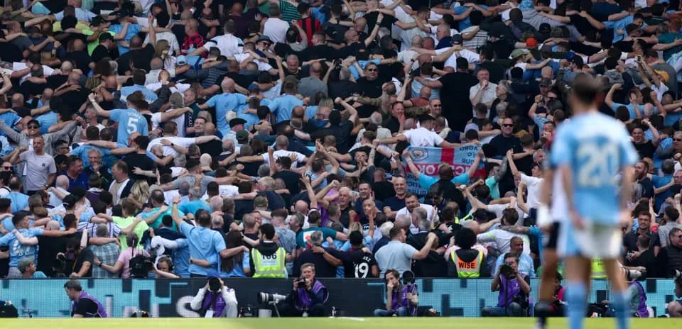Pourquoi les supporters de Man City apportent-ils des bananes gonflables à Anfield ?
