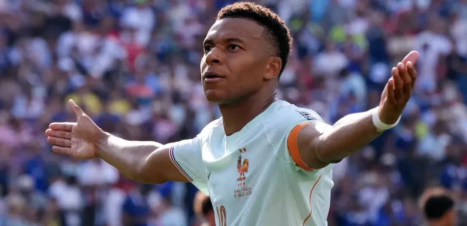À quelle vitesse court Kylian Mbappé ? Une comparaison avec les joueurs les plus rapides de la NFL et d'autres athlètes