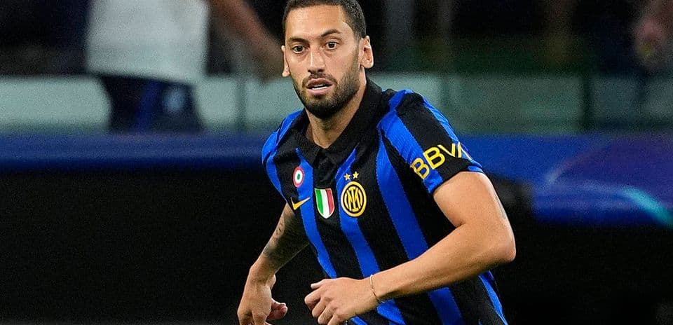 Hakan Calhanoglu forfait pour le choc Roma-Inter suite à une blessure à la cuisse