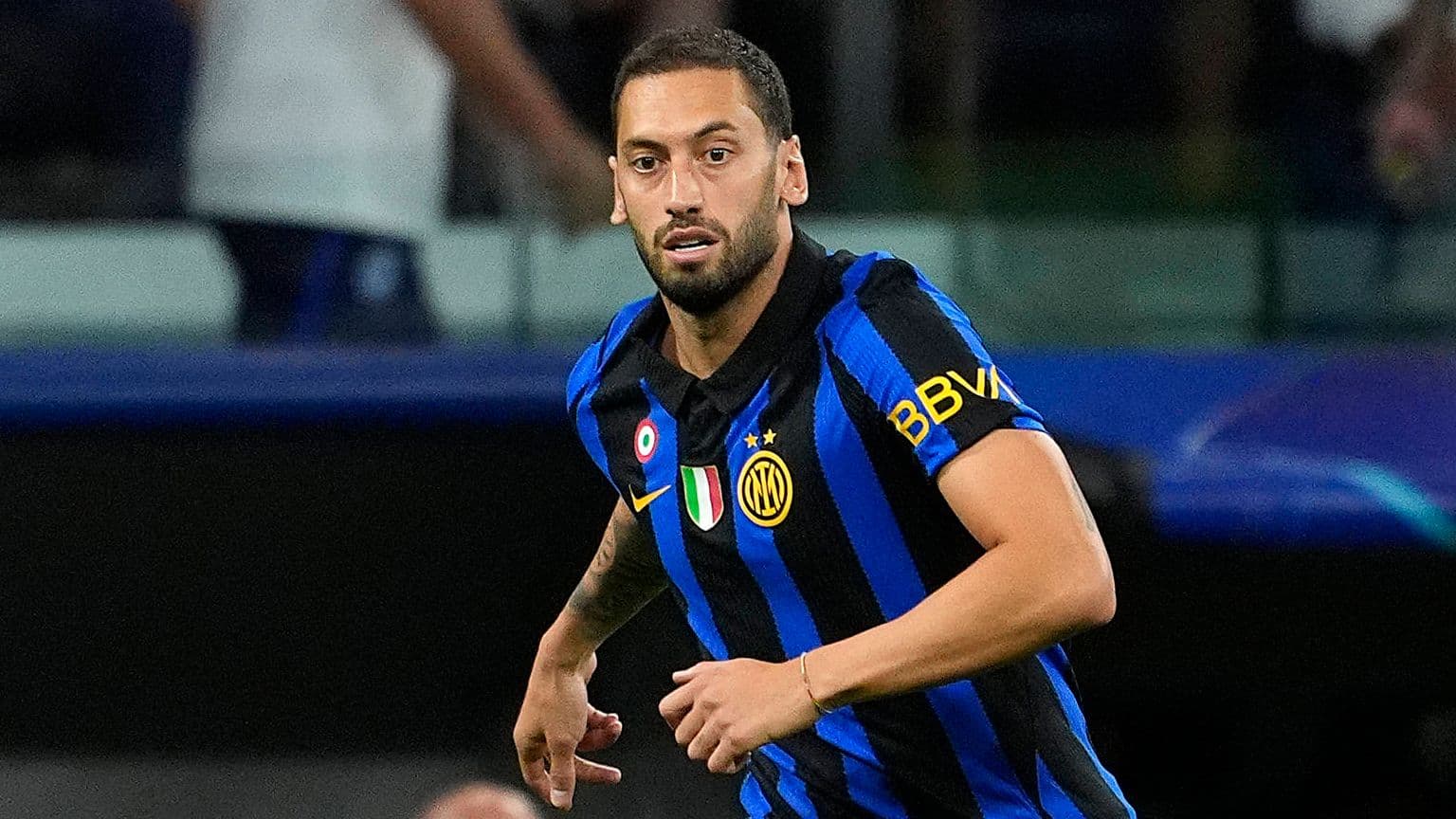 Hakan Calhanoglu forfait pour le choc Roma-Inter suite à une blessure à la cuisse