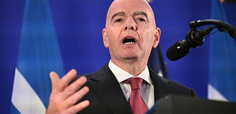 L'avenir de Gianni Infantino à la tête de la FIFA remis en question après le retrait du premier soutien national
