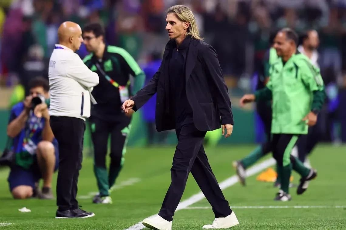 Entraîneur marchant sur le terrain après le match Entraîneur marchant sur le terrain après le match