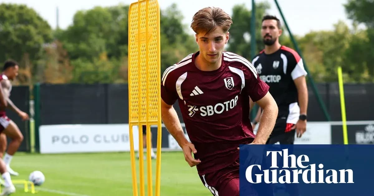 Joueur de Fulham s'entraînant sur le terrain Joueur de Fulham s'entraînant sur le terrain