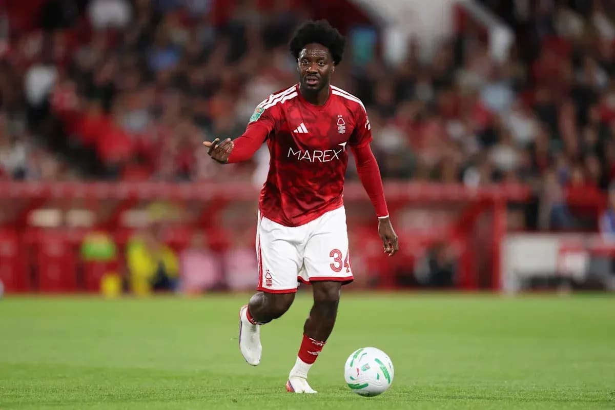 Joueur de Nottingham Forest en action sur le terrain Joueur de Nottingham Forest en action sur le terrain
