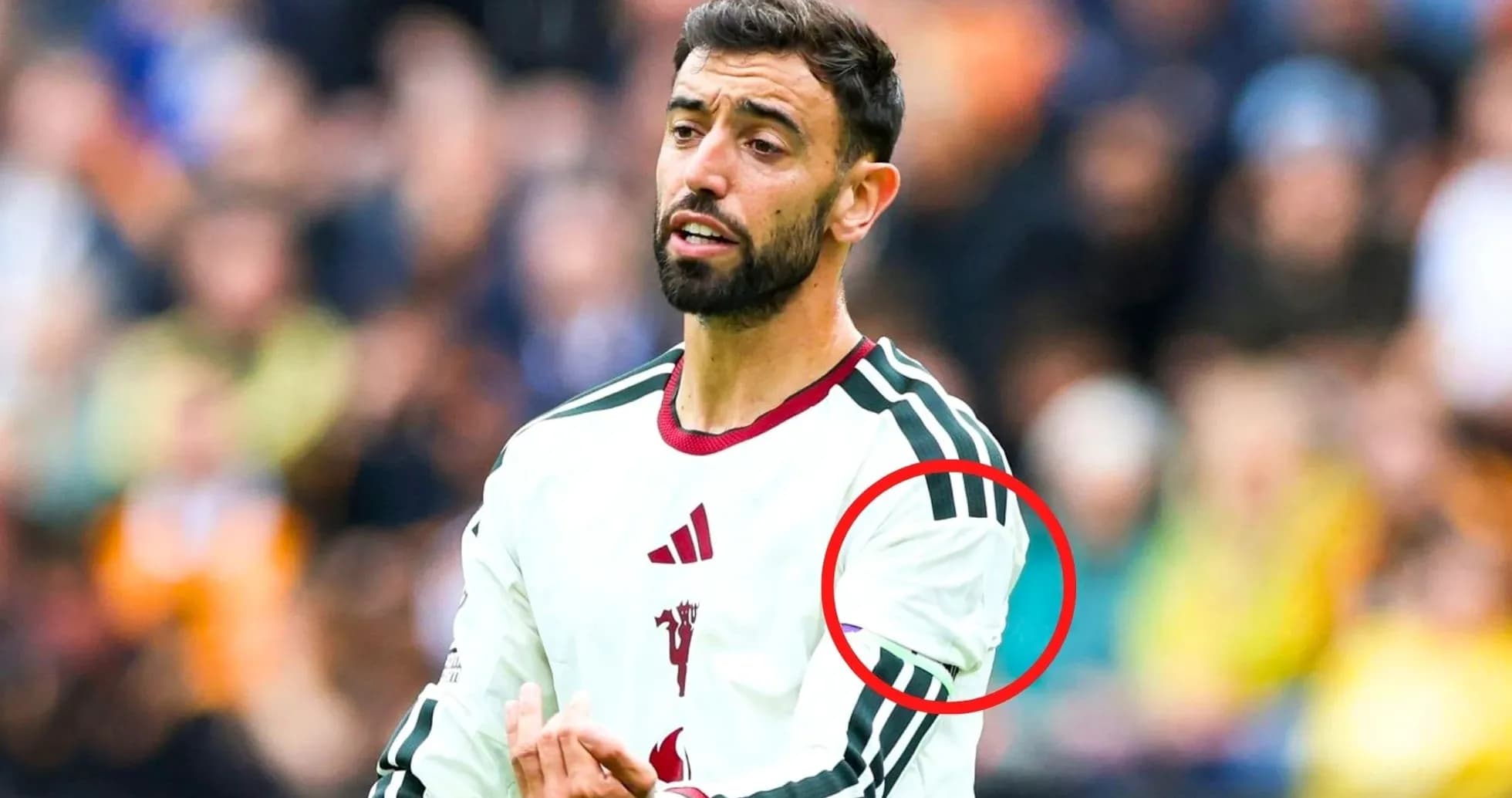 Joueur avec un maillot à manches longues sur le terrain Joueur avec un maillot à manches longues sur le terrain