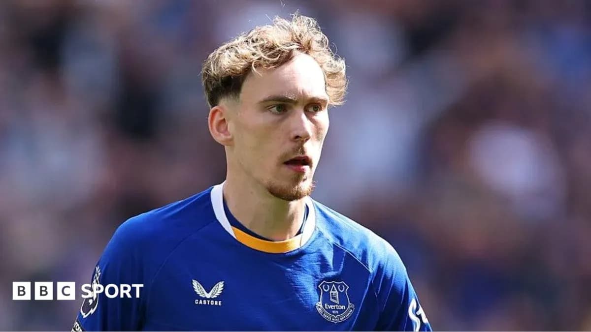Joueur d'Everton en tenue bleue sur le terrain Joueur d'Everton en tenue bleue sur le terrain