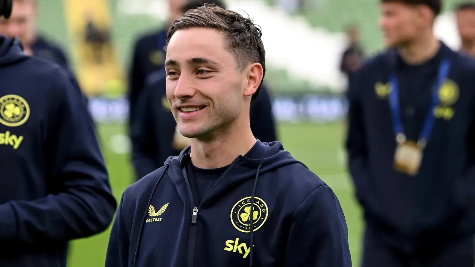 Joueur souriant en tenue d'équipe sur le terrain Joueur souriant en tenue d'équipe sur le terrain
