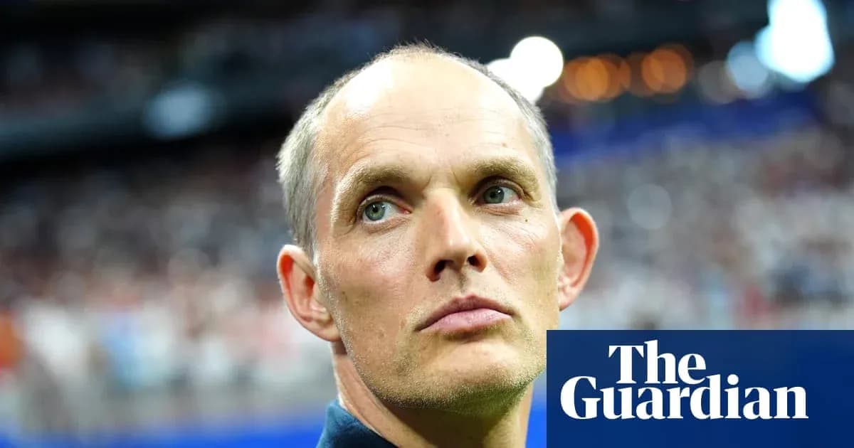 Entraîneur observant le match depuis la touche Entraîneur observant le match depuis la touche