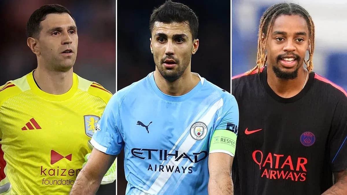 Trois joueurs de football en uniforme d'équipe Trois joueurs de football en uniforme d'équipe