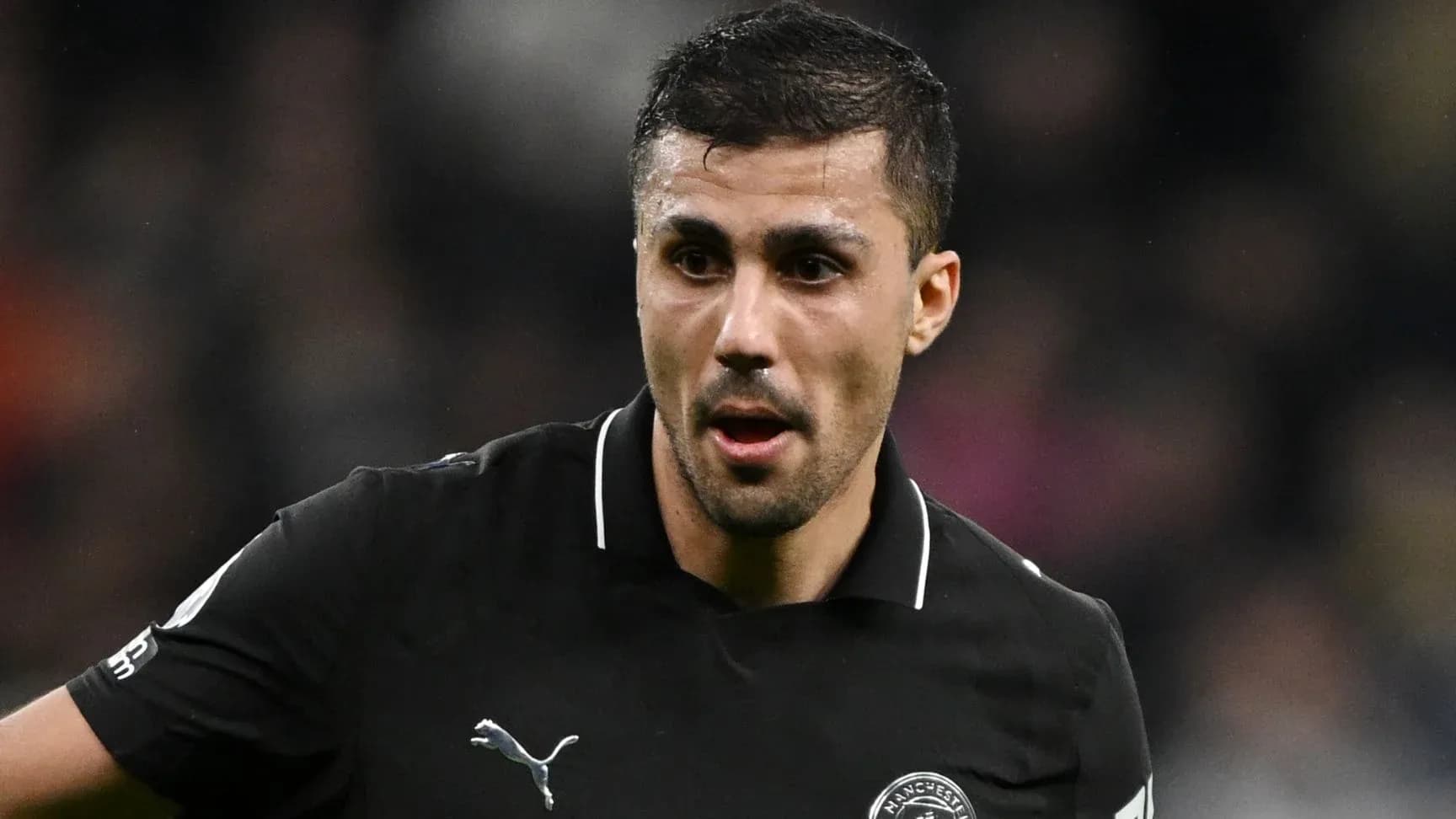 Joueur en action sur le terrain de football Joueur en action sur le terrain de football
