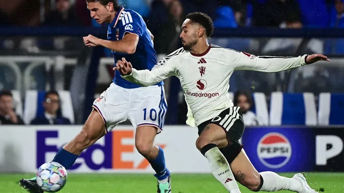 Deux joueurs en action lors d'un match de football Deux joueurs en action lors d'un match de football