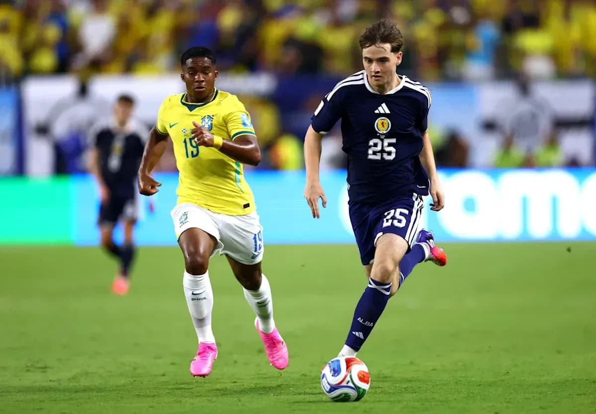 Joueur japonais portant le numéro 25 dribblant le ballon Joueur japonais portant le numéro 25 dribblant le ballon
