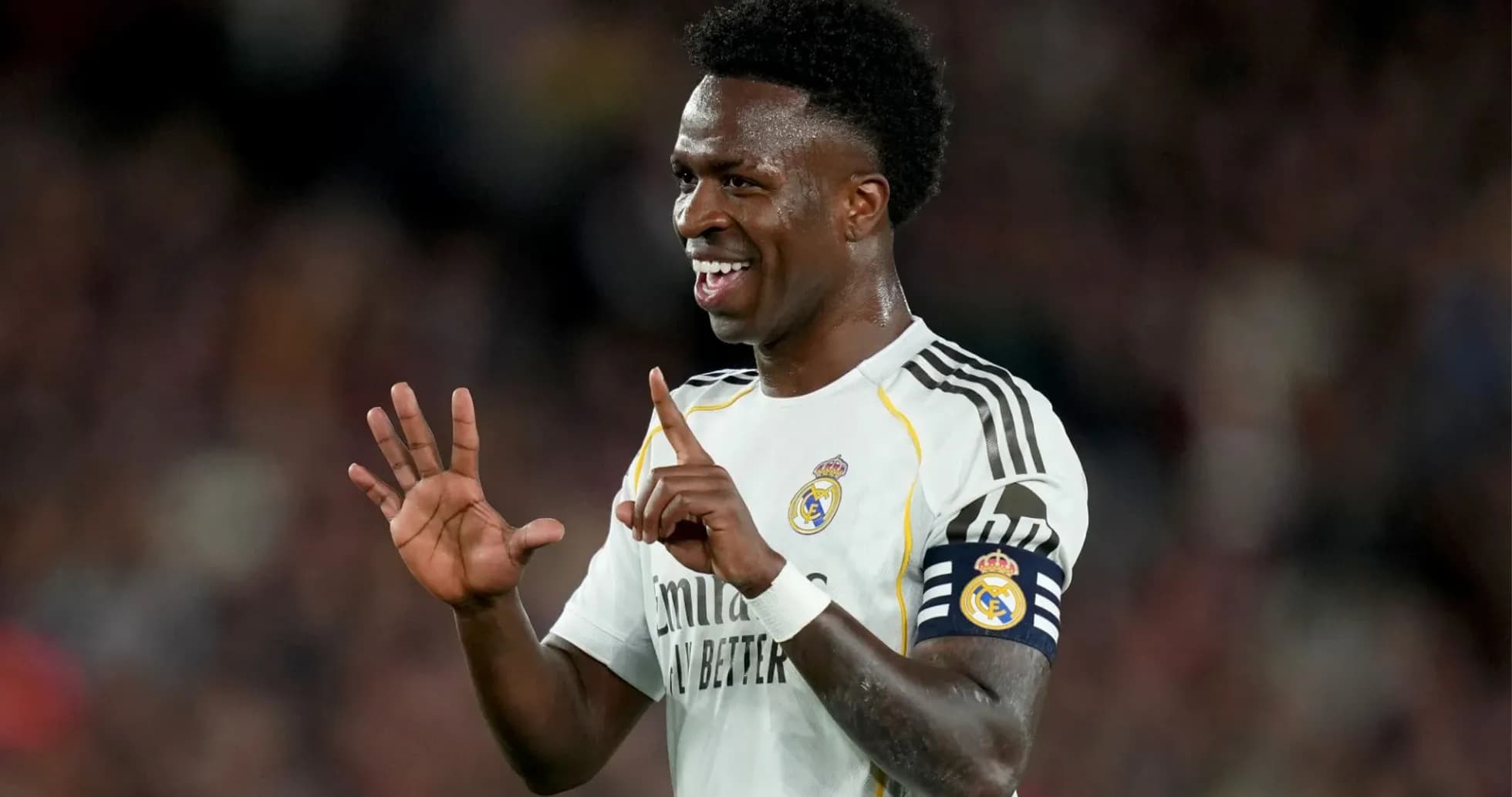 Joueur de Real Madrid célébrant un but sur le terrain Joueur de Real Madrid célébrant un but sur le terrain