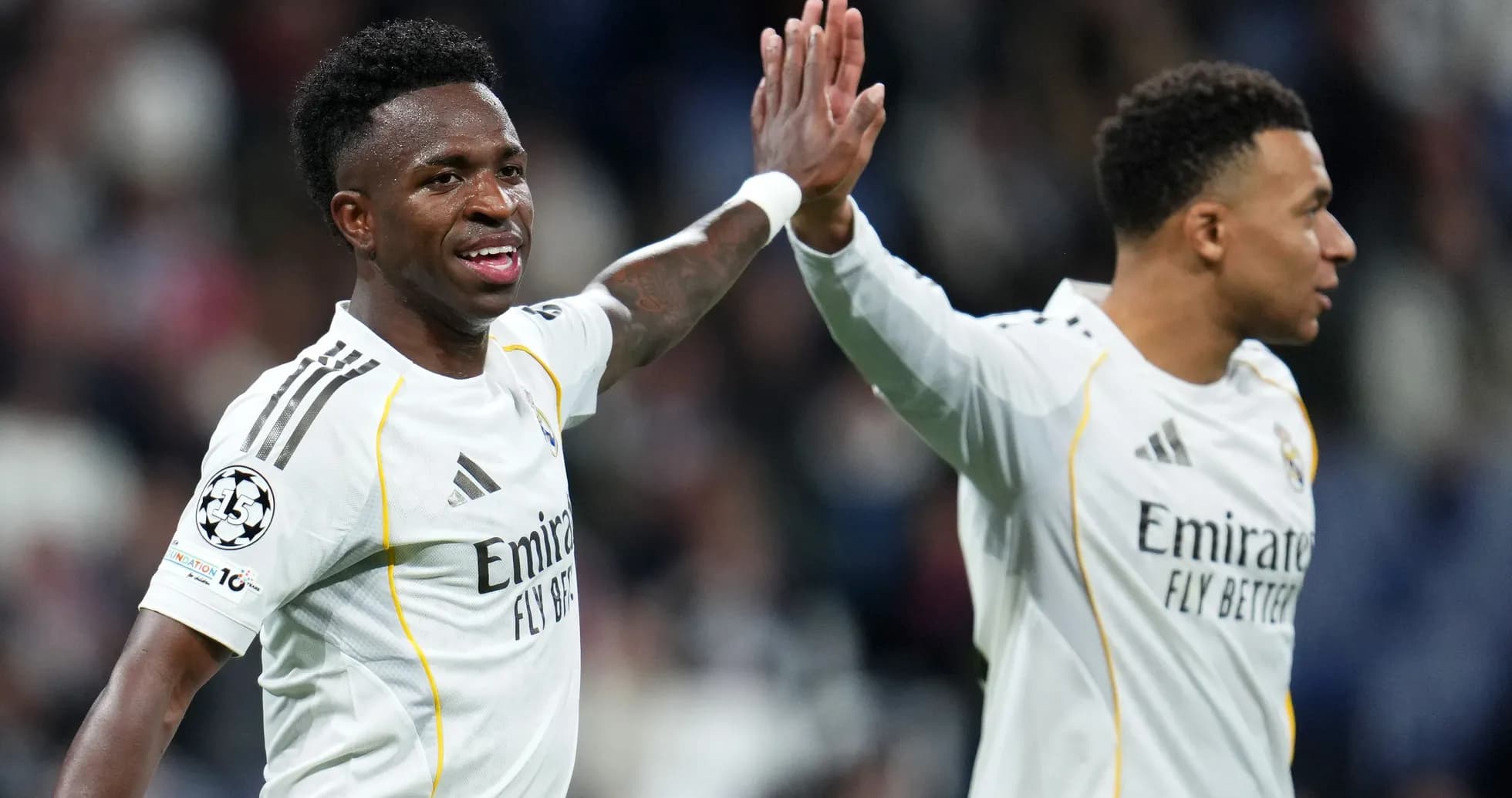 Joueurs du Real Madrid se félicitant après un but Joueurs du Real Madrid se félicitant après un but