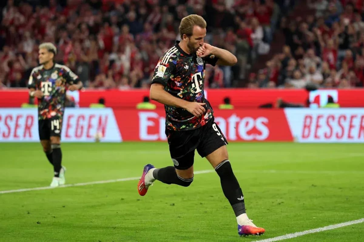 Joueur célébrant un but sur le terrain Joueur célébrant un but sur le terrain