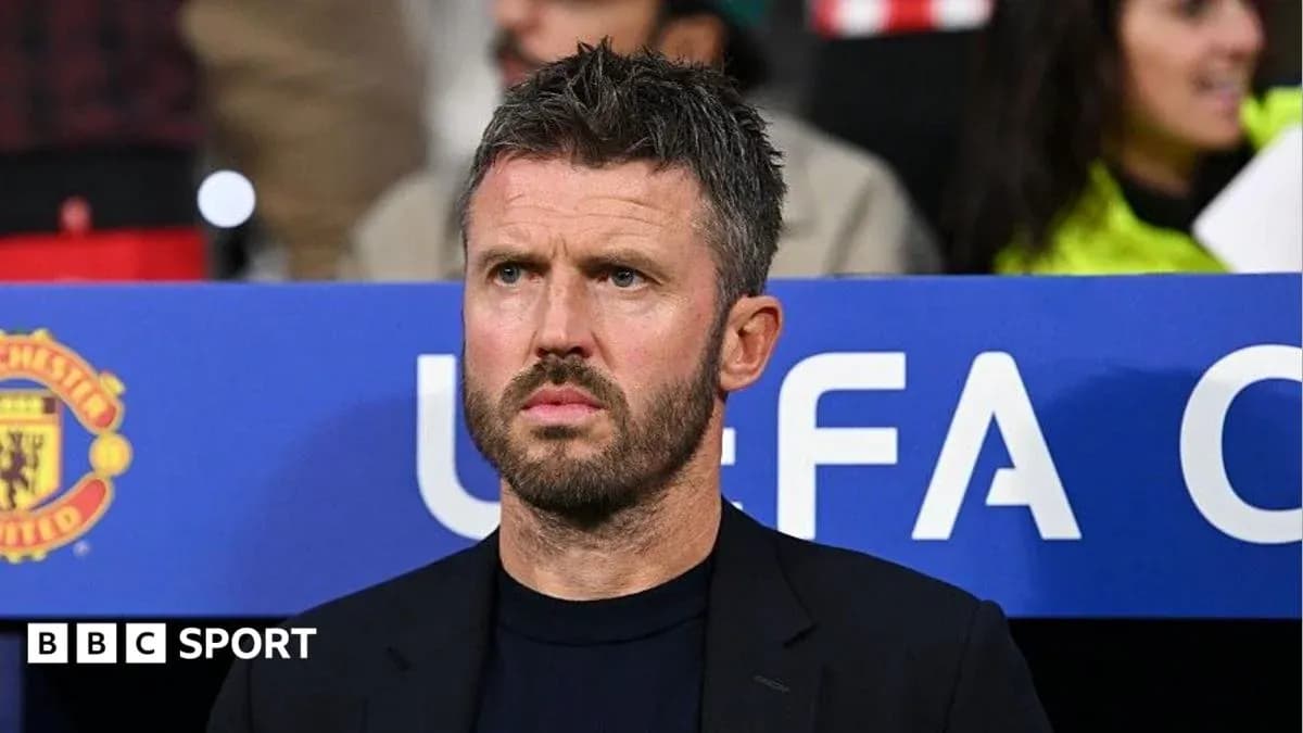 Entraîneur observant le match depuis le banc Entraîneur observant le match depuis le banc