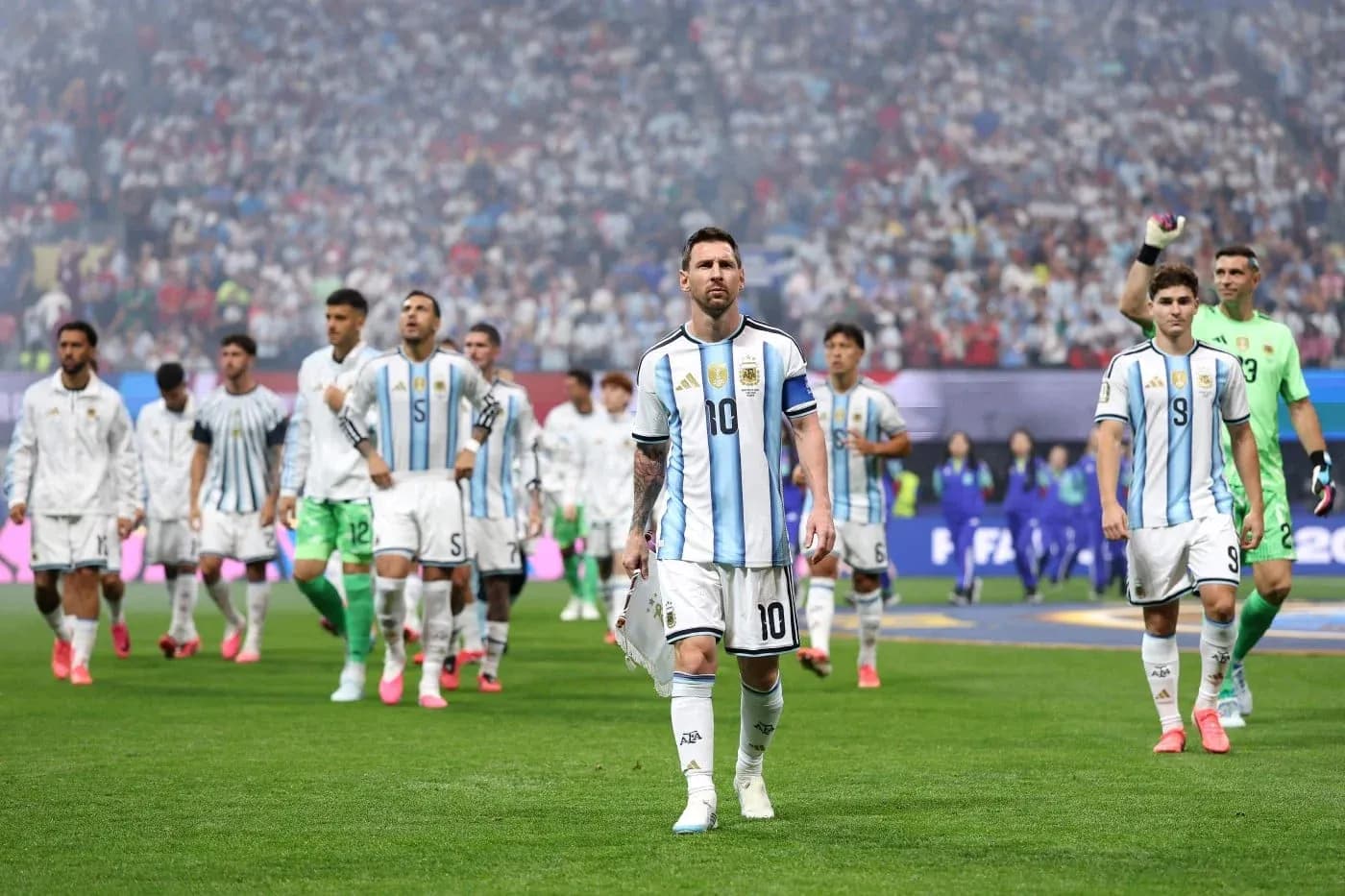 Équipe argentine marchant sur le terrain Équipe argentine marchant sur le terrain