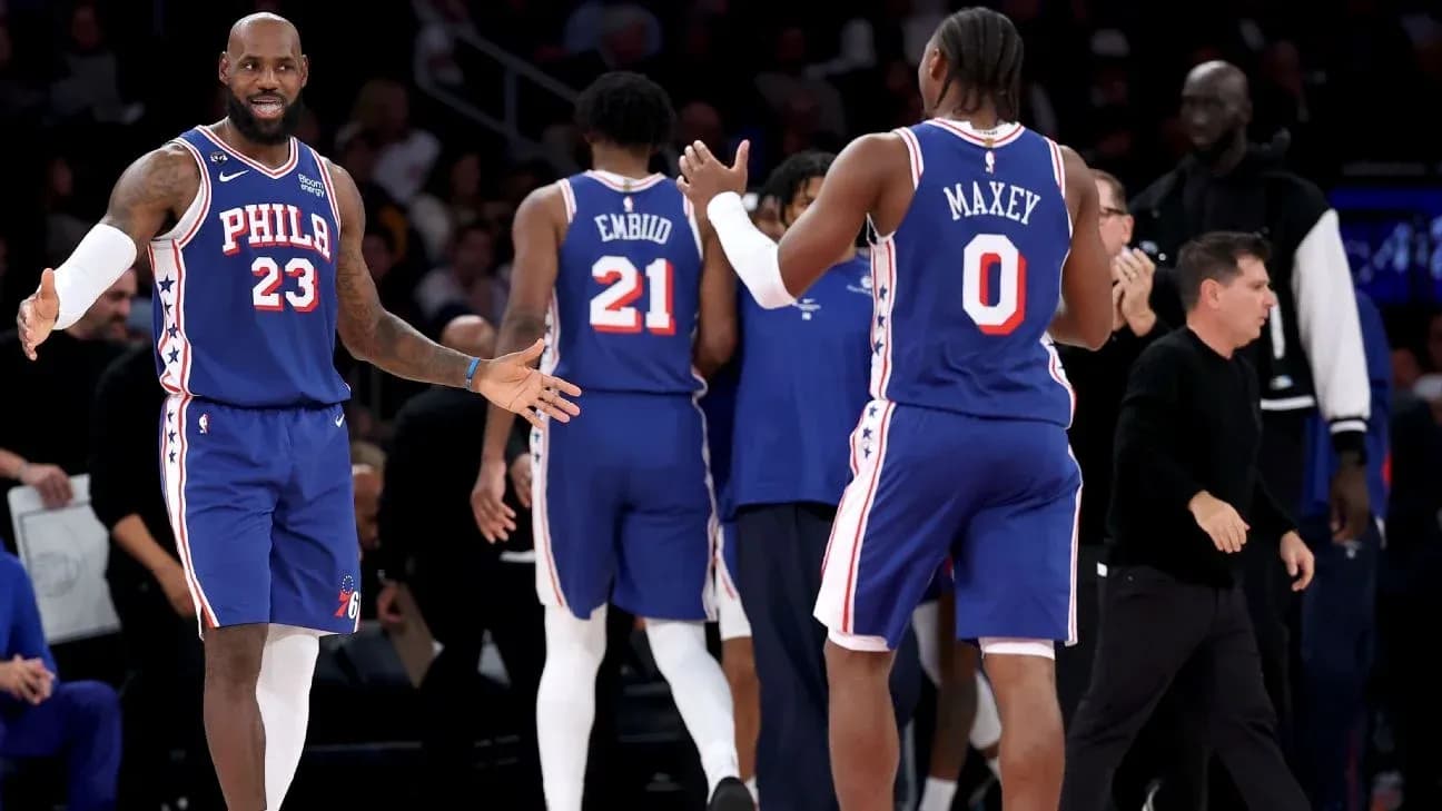 Joueurs des Philadelphia 76ers célébrant sur le terrain Joueurs des Philadelphia 76ers célébrant sur le terrain