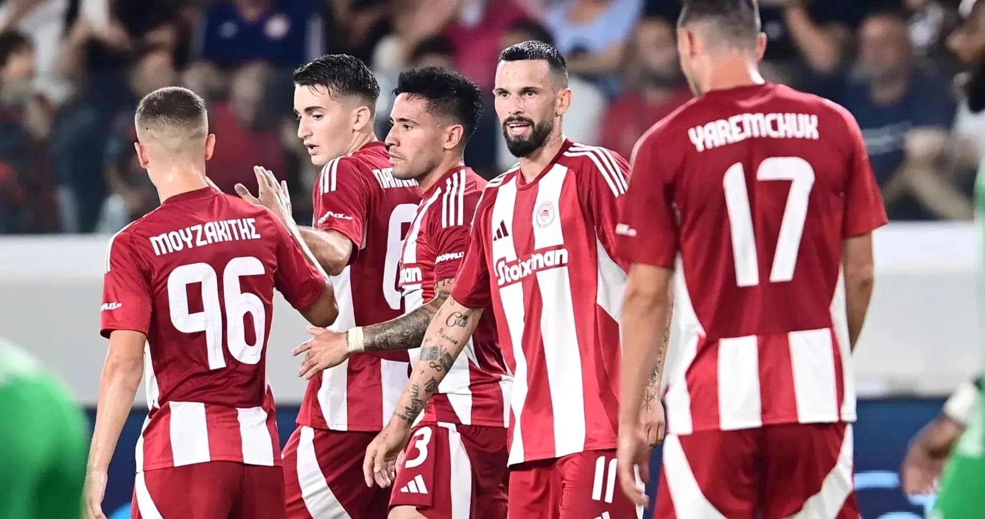Joueurs de l'Olympiakos célébrant un but Joueurs de l'Olympiakos célébrant un but
