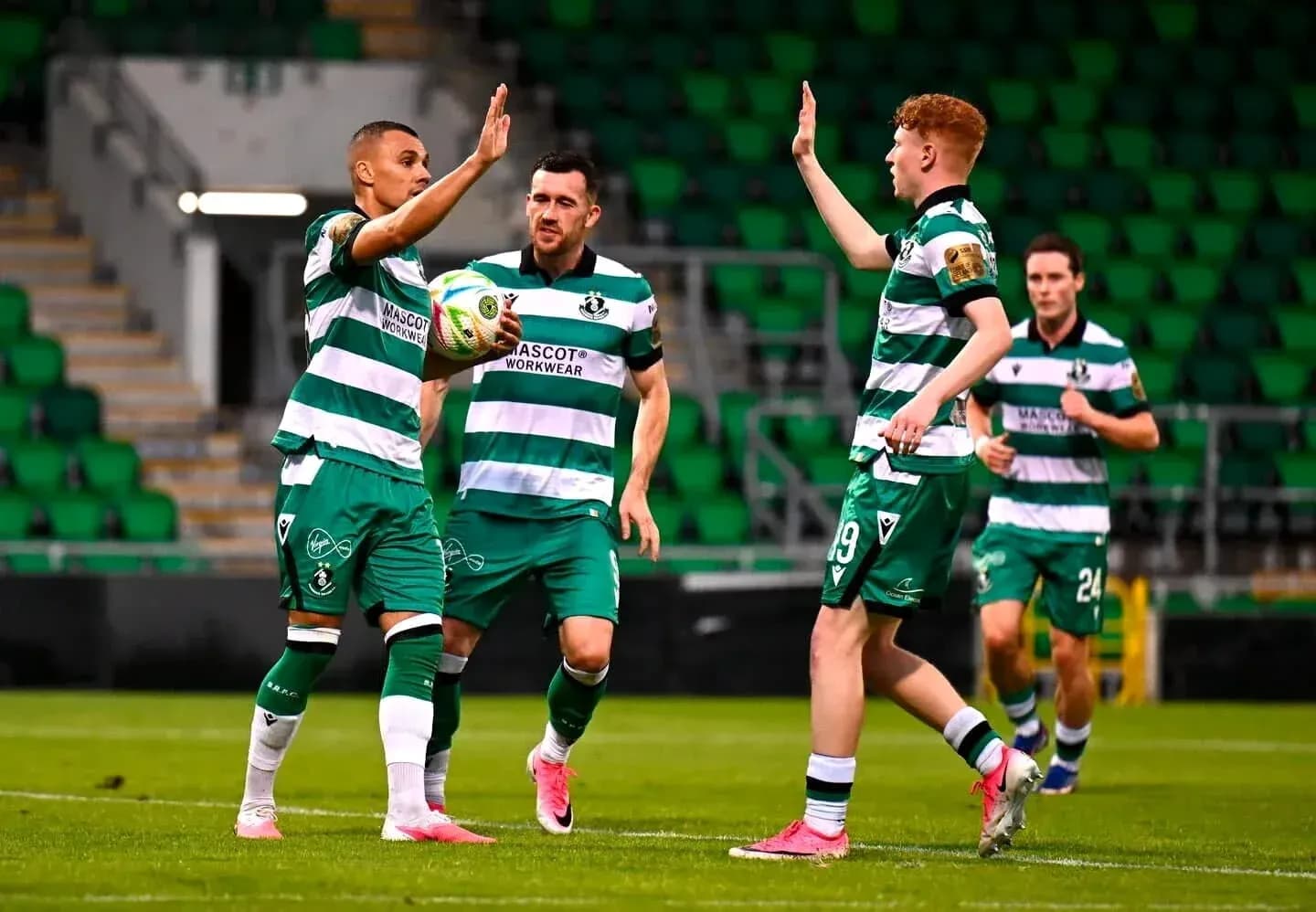Joueurs de Shamrock Rovers célébrant un but Joueurs de Shamrock Rovers célébrant un but