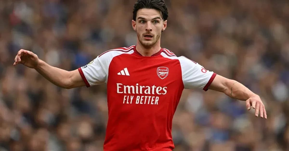 Joueur d'Arsenal courant sur le terrain de football Joueur d'Arsenal courant sur le terrain de football
