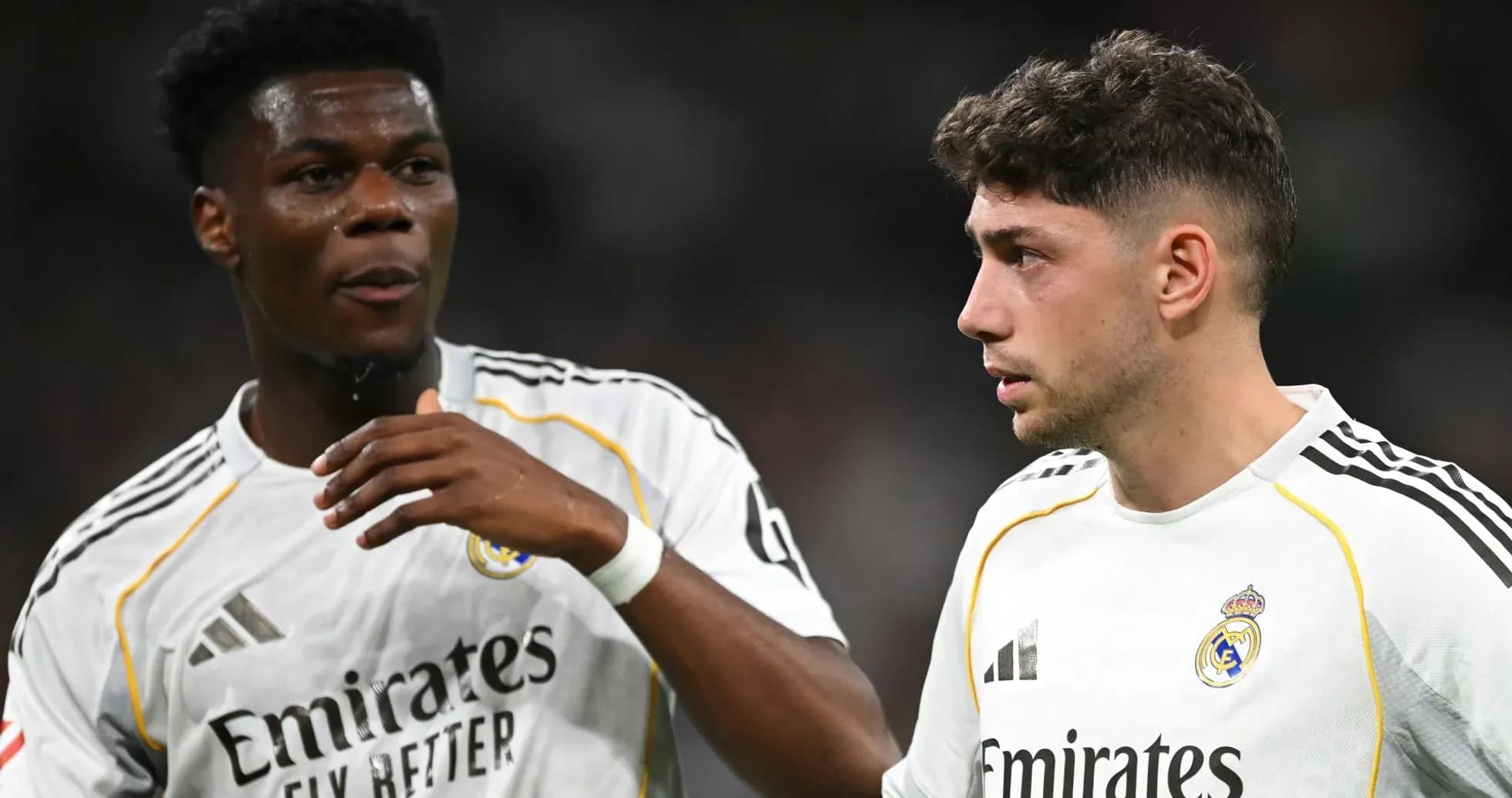 Deux joueurs du Real Madrid discutant sur le terrain Deux joueurs du Real Madrid discutant sur le terrain