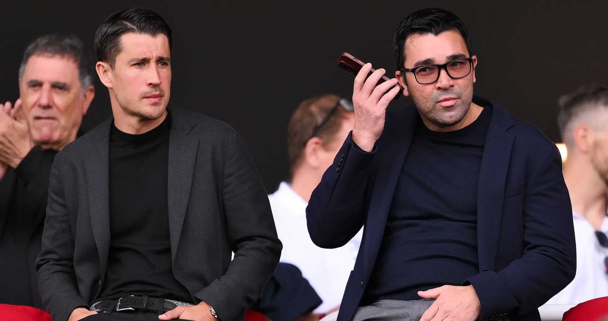 Deux hommes dans les tribunes d'un événement sportif Deux hommes dans les tribunes d'un événement sportif