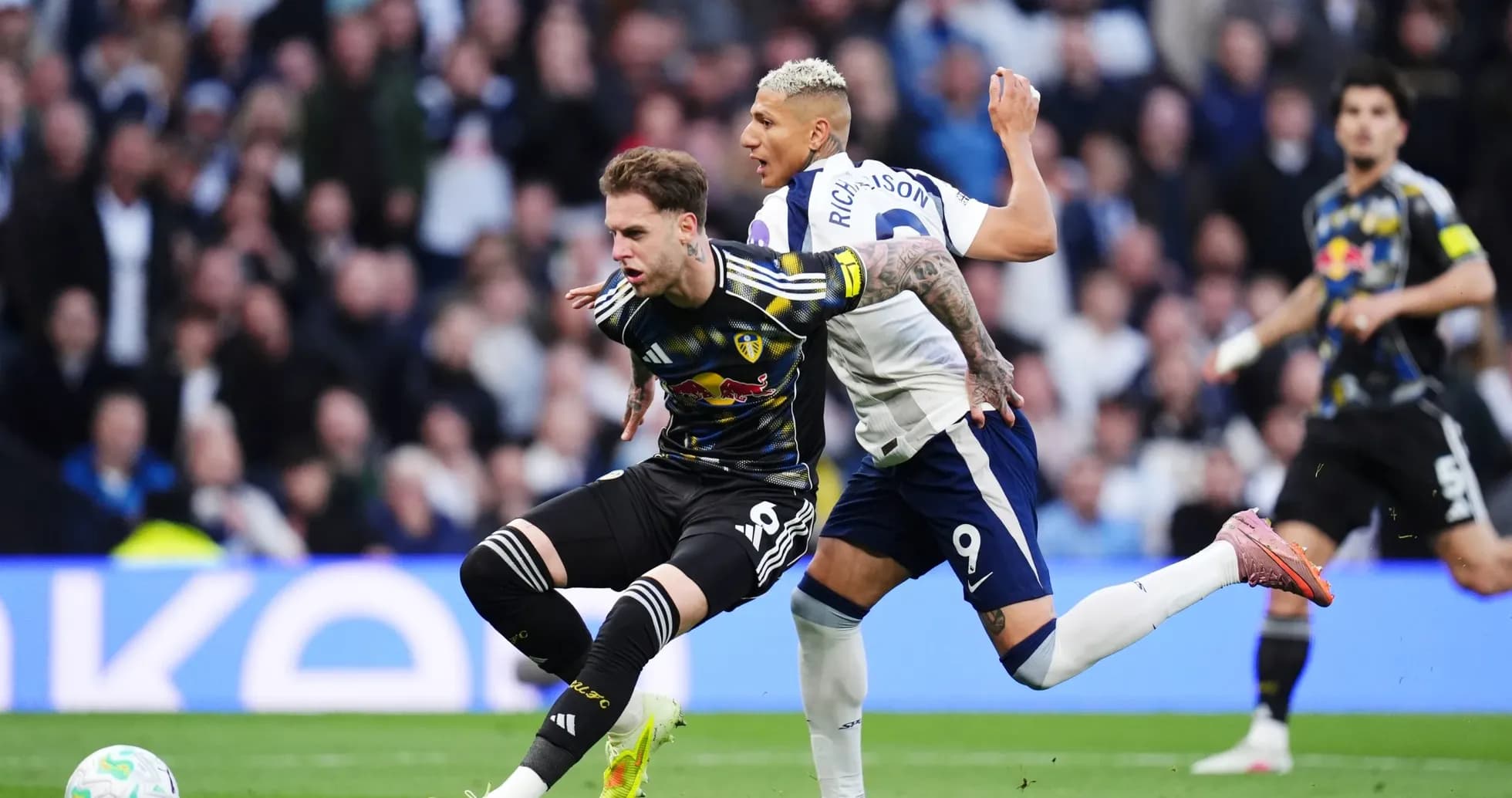 Un joueur de Leeds défié par un joueur de Tottenham Un joueur de Leeds défié par un joueur de Tottenham