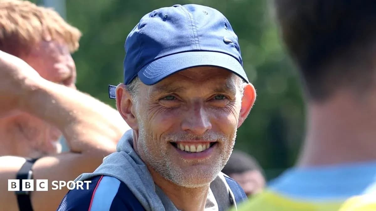 Entraîneur souriant lors d'une séance d'entraînement Entraîneur souriant lors d'une séance d'entraînement