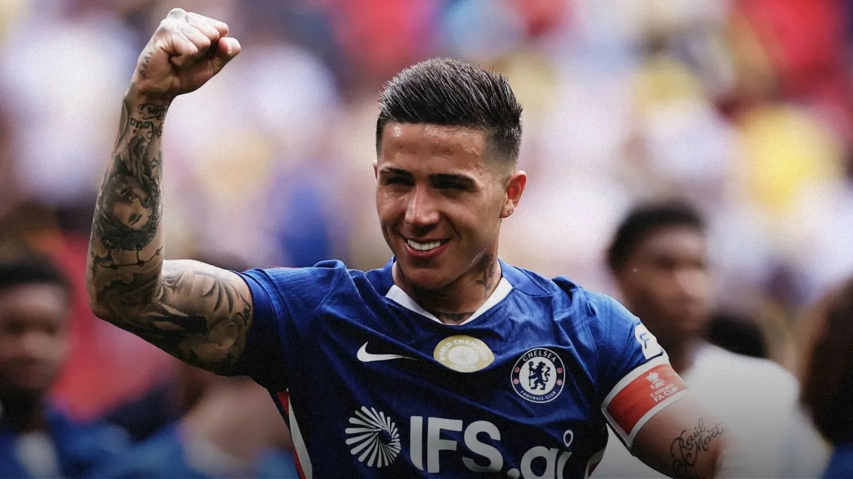 Joueur de Chelsea célébrant avec le poing levé Joueur de Chelsea célébrant avec le poing levé