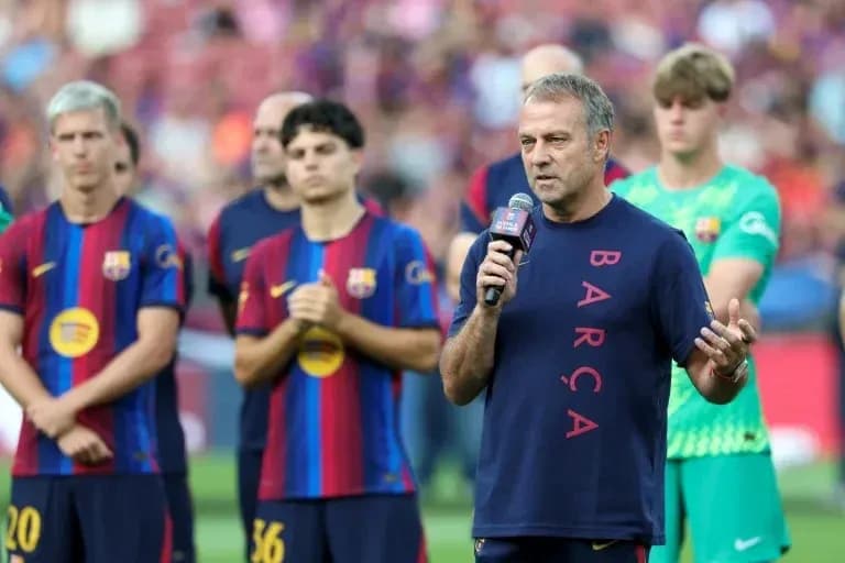 Entraîneur parlant lors d'un événement au stade Entraîneur parlant lors d'un événement au stade