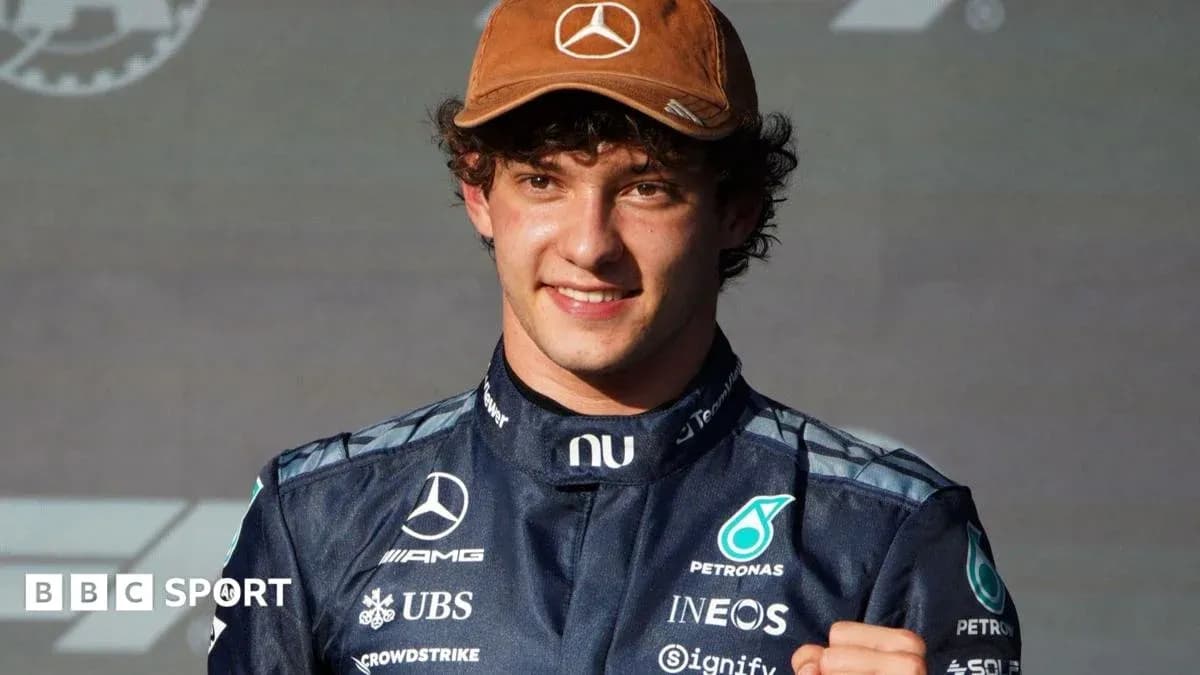 Pilote de Formule 1 en tenue Mercedes souriant Pilote de Formule 1 en tenue Mercedes souriant