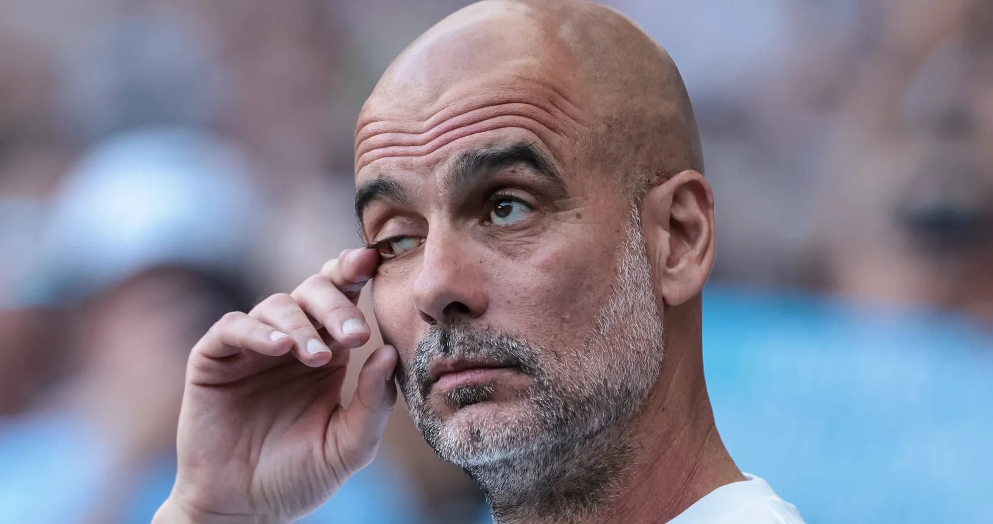 Entraîneur touchant son œil pendant un match Entraîneur touchant son œil pendant un match
