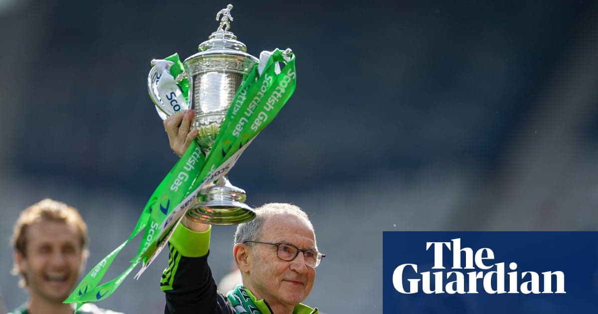 Homme levant le trophée avec des rubans verts Homme levant le trophée avec des rubans verts