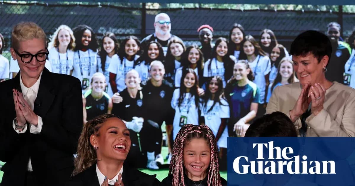 Personnes applaudissant avec une équipe de football en arrière-plan Personnes applaudissant avec une équipe de football en arrière-plan