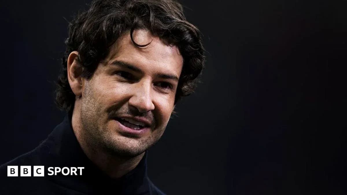 Homme souriant lors d'une interview sportive Homme souriant lors d'une interview sportive