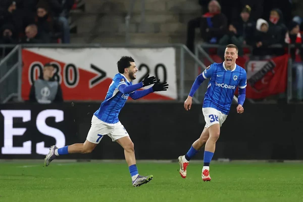Joueurs célébrant un but au stade Joueurs célébrant un but au stade