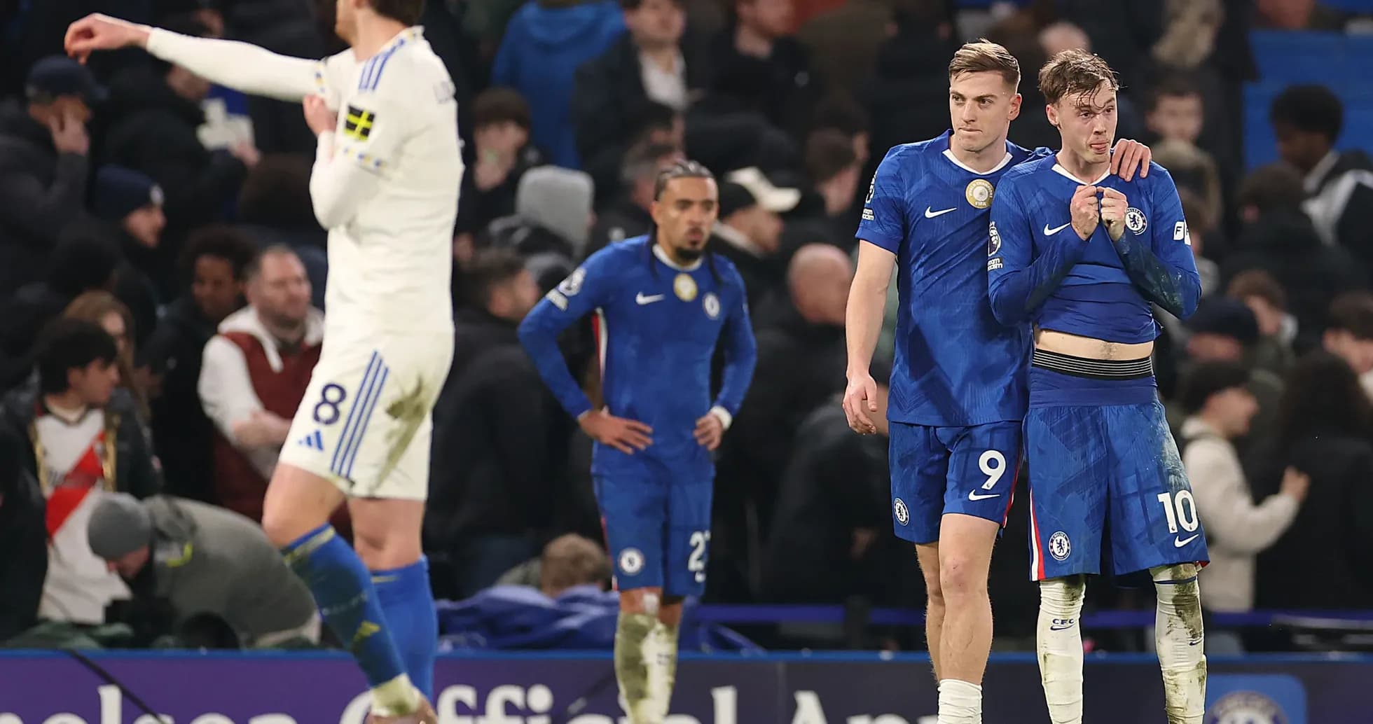 Joueurs de Chelsea réconfortant un coéquipier après le match Joueurs de Chelsea réconfortant un coéquipier après le match