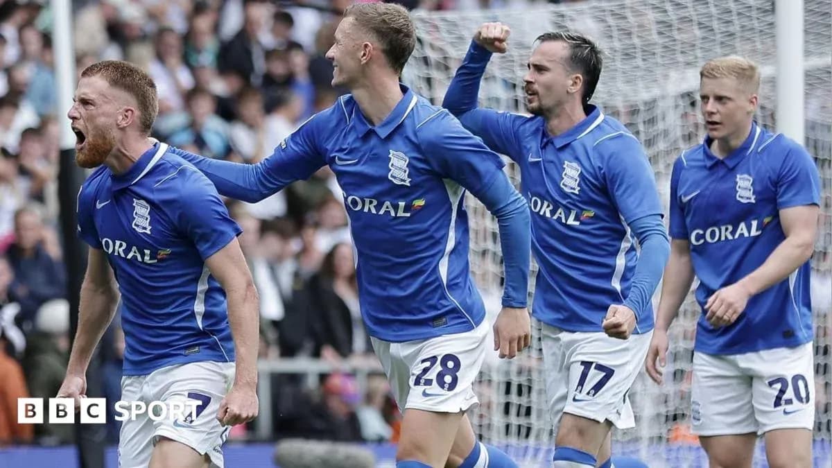 Joueurs de Birmingham célébrant un but ensemble Joueurs de Birmingham célébrant un but ensemble