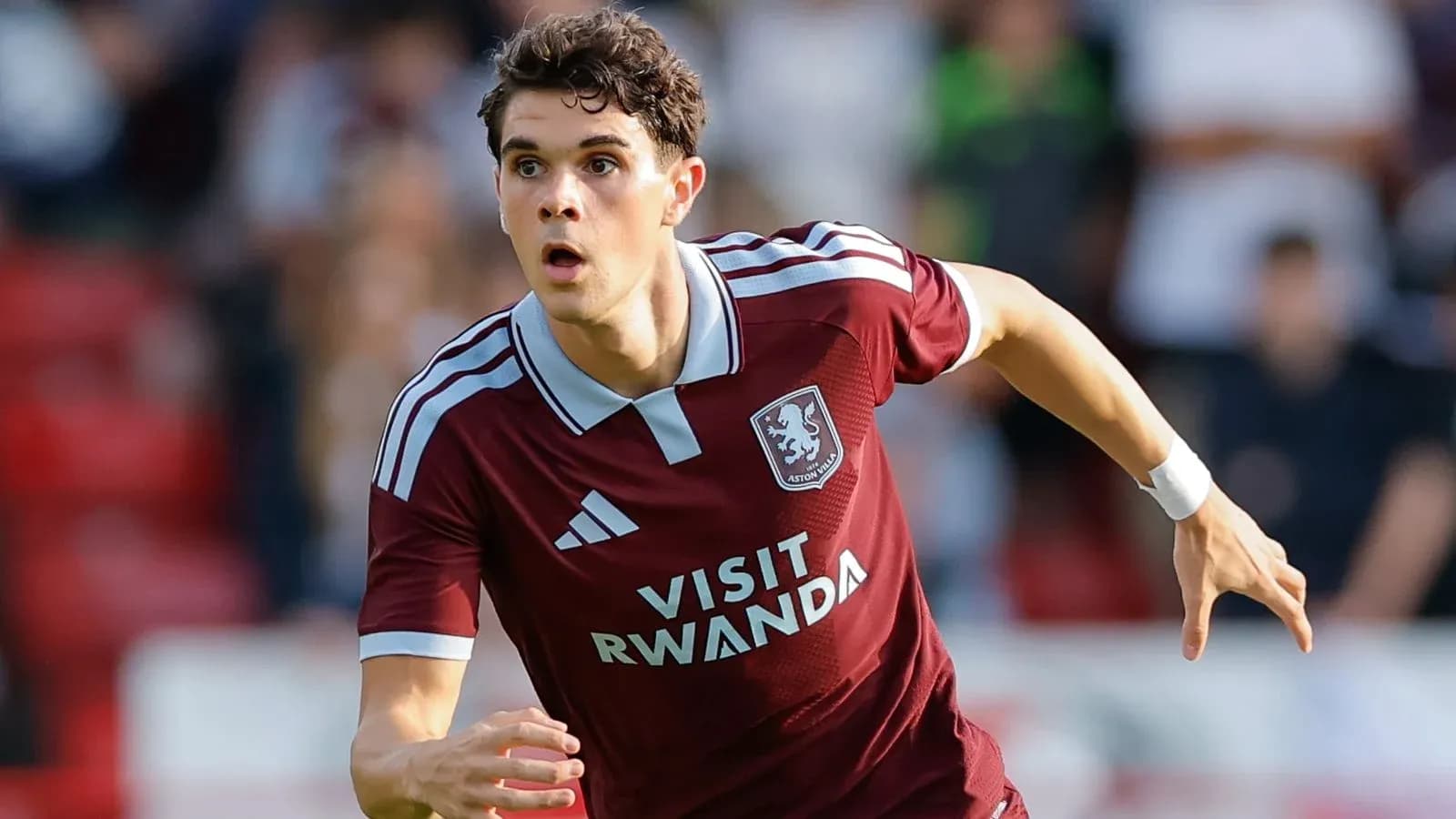 Joueur d'Aston Villa courant sur le terrain Joueur d'Aston Villa courant sur le terrain