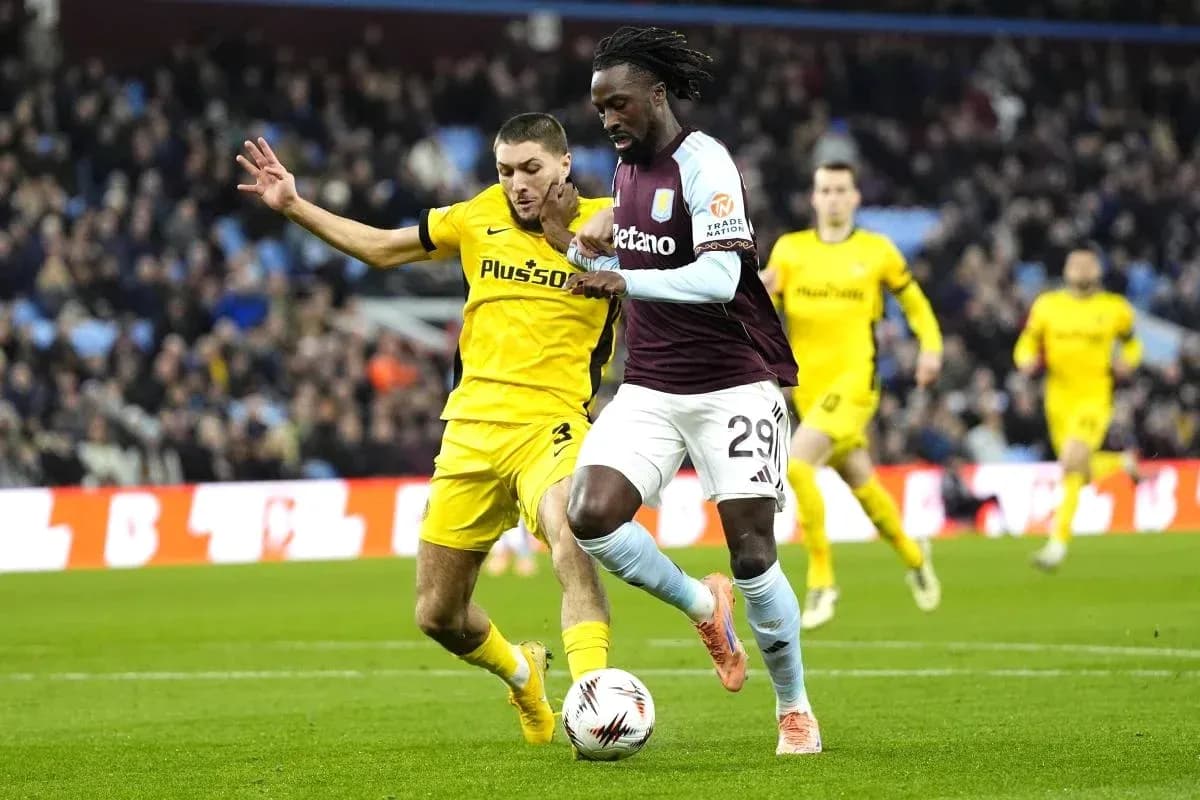 Joueur d'Aston Villa dribblant face à un adversaire Joueur d'Aston Villa dribblant face à un adversaire